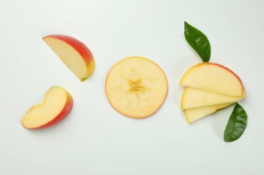 Beyaz zemin üzerinde olgun elma dilimleri, üst görünüm