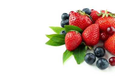 Beyaz arka planda izole edilmiş lezzetli dut karışımı