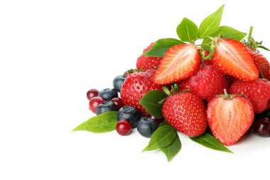 Beyaz arka planda izole edilmiş lezzetli dut karışımı