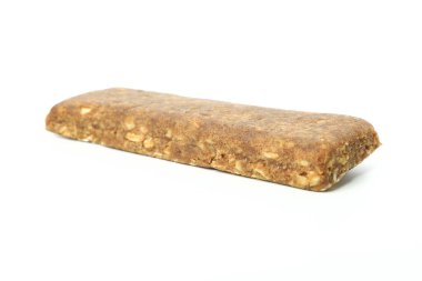 Beyaz arkaplanda izole edilmiş lezzetli protein çubuğu