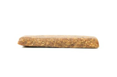 Beyaz arkaplanda izole edilmiş lezzetli protein çubuğu