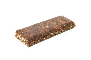 Beyaz arkaplanda izole edilmiş lezzetli protein çubuğu