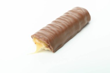 Beyaz arka planda izole edilmiş lezzetli çikolata.