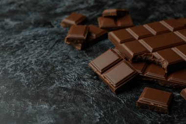 Siyah dumanlı arka planda lezzetli çikolatalar
