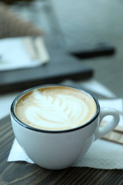 Lokantanın dışındaki ahşap masada bir fincan lezzetli kahve.