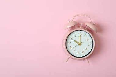 Pembe arkaplanda alarm saati, metin için boşluk