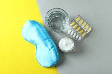 İki ton arkaplanda uyku rutini aksesuarları