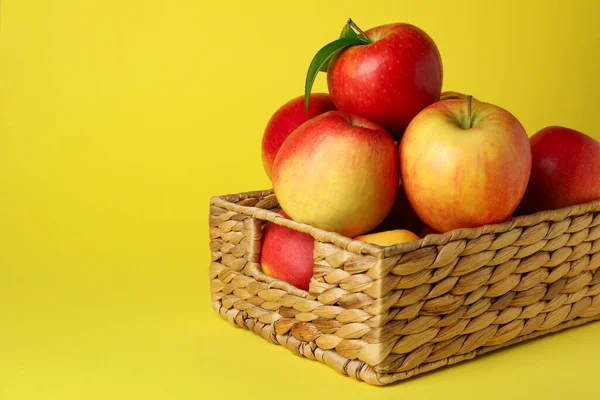 Basket Red Apples Yellow Background — Stock Photo, Image