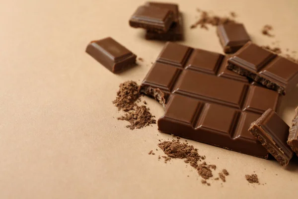 Sabrosa Barra Chocolate Polvo Sobre Fondo Beige — Foto de Stock