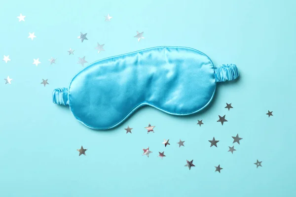 青い睡眠マスクと青い背景の星 — ストック写真