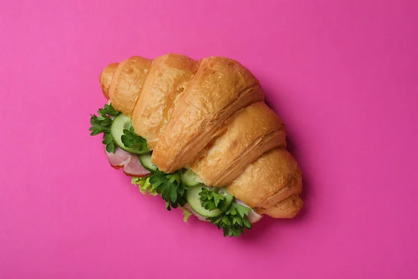 Savoureux Croissant Sandwich Sur Fond Rose Vue Dessus — Photo