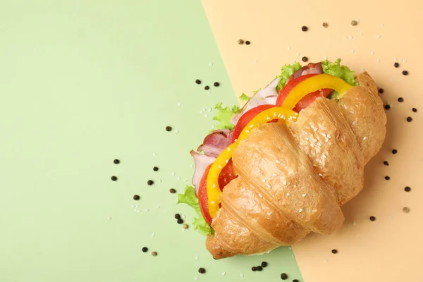 Savoureux Croissant Sandwich Sur Fond Deux Tons — Photo