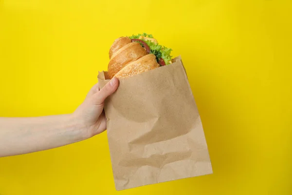 Femmina Mano Tenere Panino Croissant Sfondo Giallo — Foto Stock