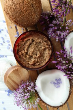 Beyaz ahşap arka planda cilt bakım konsepti
