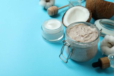 Mavi arkaplanda cilt bakımı konsepti