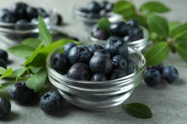 Gri dokulu masada yabanmersinli taze böğürtlen kavramı