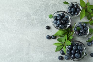 Gri dokulu masada yabanmersinli taze böğürtlen kavramı