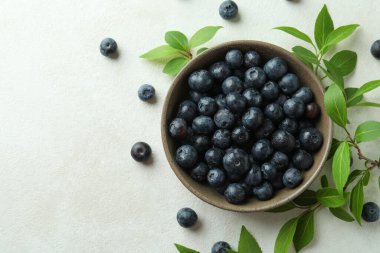 Beyaz desenli masada yabanmersinli taze böğürtlen konsepti