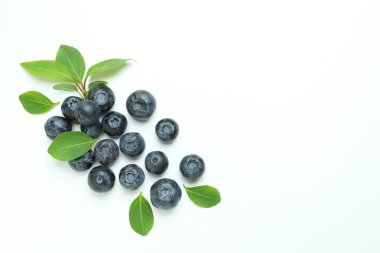 Beyaz arka planda yaprakları olan taze yaban mersini.