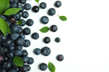 Beyaz arka planda yaprakları olan taze yaban mersini.