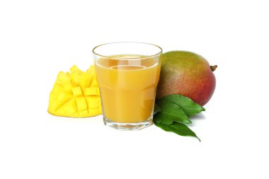Beyaz arkaplanda yalıtılmış mango suyu ve meyve suyu
