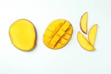 Beyaz arka planda olgun mango meyvesi, üst manzara