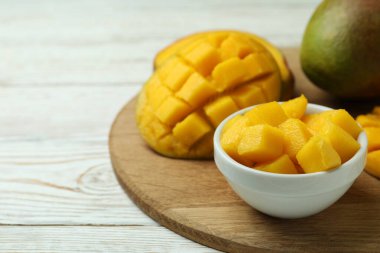 Tahta masada olgun mango meyvesi