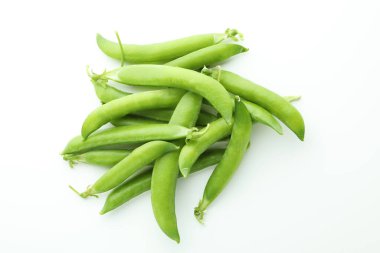 Beyaz arka planda taze taze bezelye