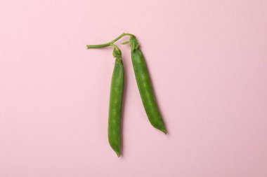 Pembe arka planda taze bezelye, yakın plan.