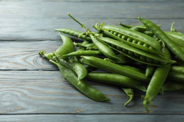 Gri ahşap masada taze yeşil bezelye