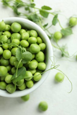 Taze bezelye tohumlu kase, yakın çekim.