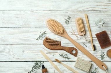 Çevre dostu sıfır atık kavramı beyaz ahşap masa üzerinde