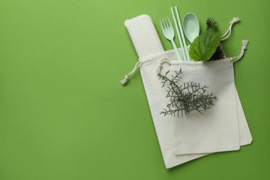 Yeşil arka planda çevre dostu sıfır atık kavramı