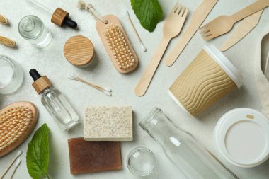 Beyaz dokulu arka planda çevre dostu sıfır atık kavramı