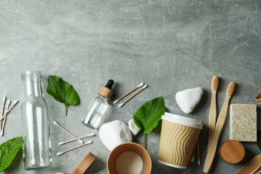 Gri dokulu arka planda çevre dostu sıfır atık kavramı