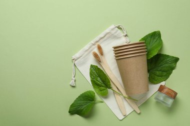 Yeşil arka planda çevre dostu sıfır atık kavramı