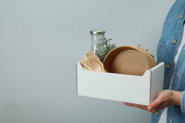 Açık gri arkaplanda çevre dostu sıfır atık kavramı