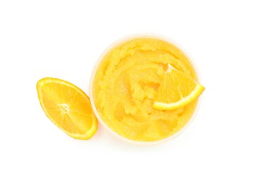 Beyaz arkaplanda cilt bakım fırçası izole edildi