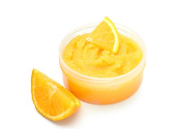 Beyaz arkaplanda cilt bakım fırçası izole edildi