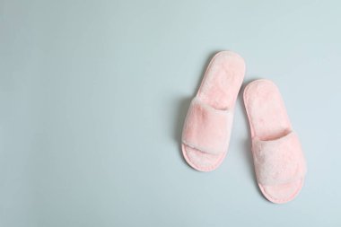 Gri arka planda bir çift ev terliği.