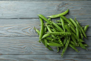 Gri ahşap masada taze yeşil bezelye