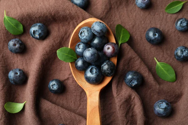 Mutfak havlusunda yabanmersini ile taze böğürtlen kavramı