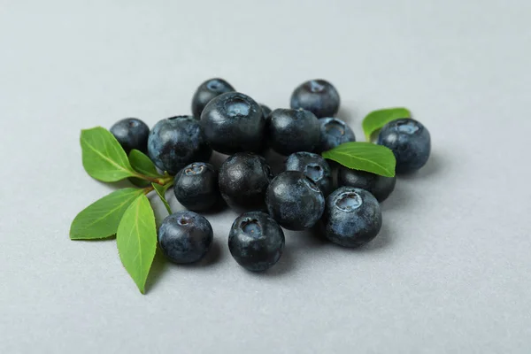 Blueberry Segar Dengan Daun Latar Belakang Abu Abu — Stok Foto