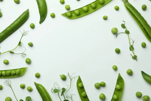 Groene Erwten Peulen Zaden Twijgen Witte Achtergrond — Stockfoto
