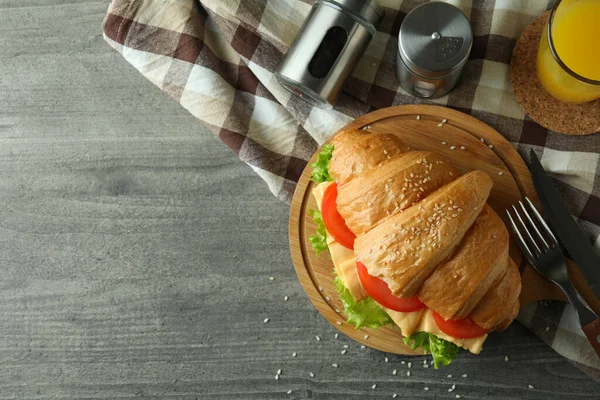 Conceito Saboroso Comer Com Sanduíche Croissant Tabela Texturizada Cinza — Fotografia de Stock