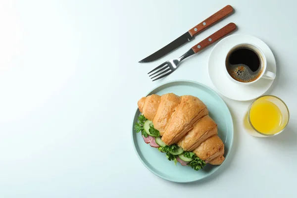 배경에 크로와 샌드위치로 맛있는 식사를 한다는 — 스톡 사진