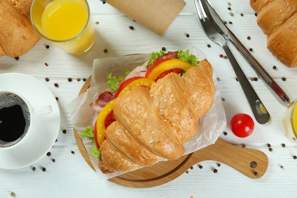 Concepto Sabroso Comer Con Sándwich Croissant Vista Superior — Foto de Stock