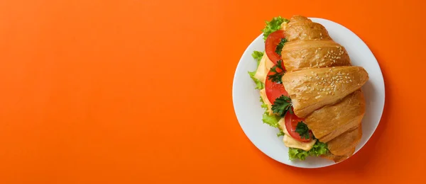 Platt Med Croissant Smörgås Orange Bakgrund — Stockfoto