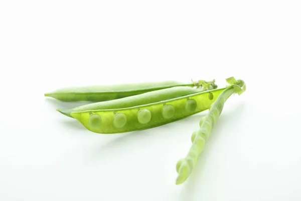 白い背景においしい新鮮な緑のエンドウ豆 — ストック写真