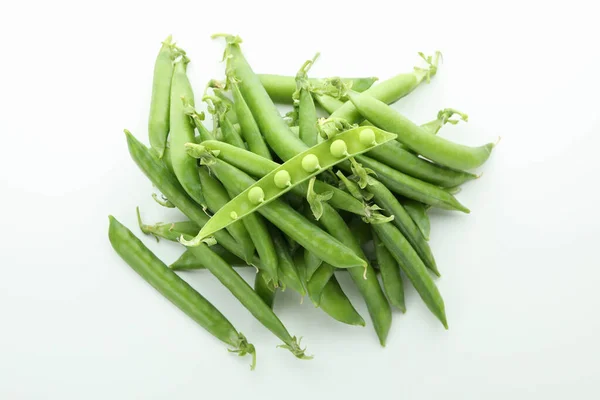 白い背景においしい新鮮な緑のエンドウ豆 — ストック写真